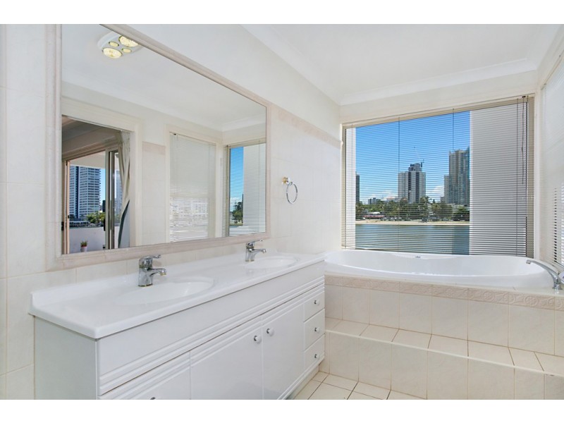 1/67 Stanhill Drive, Chevron Island QLD 4217