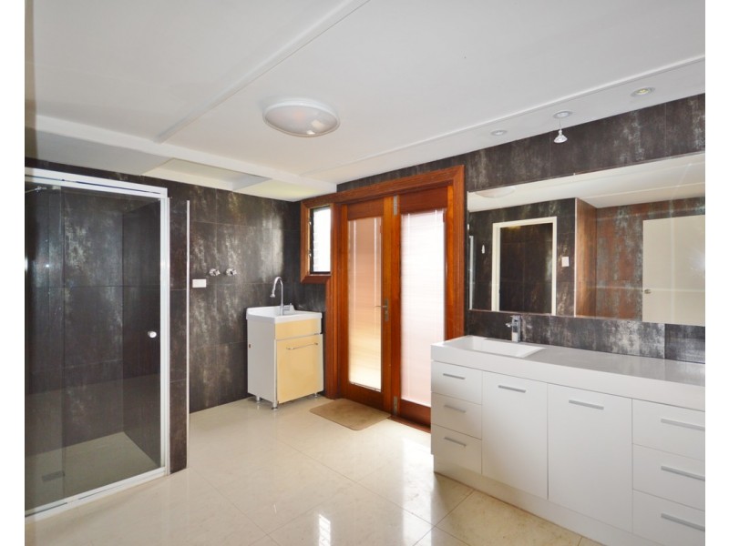 40 Freemar Street, Broadbeach Waters QLD 4218