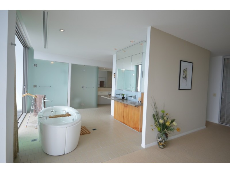 26901/2 Ephraim Island, Paradise Point QLD 4216