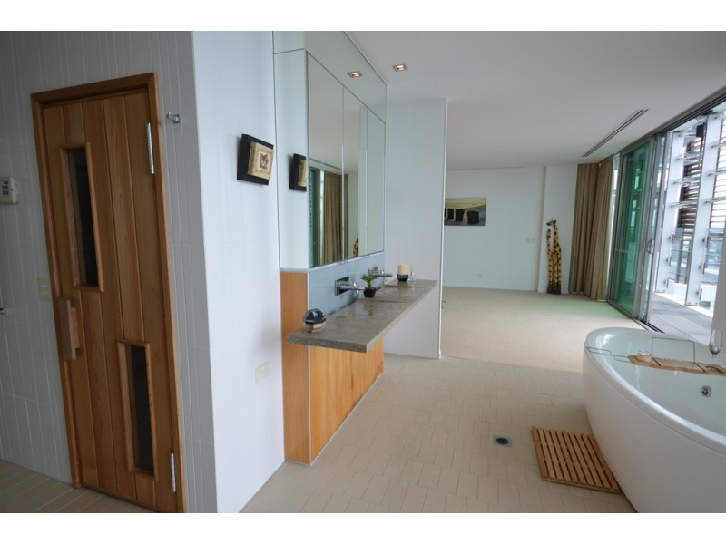 26901/2 Ephraim Island, Paradise Point QLD 4216