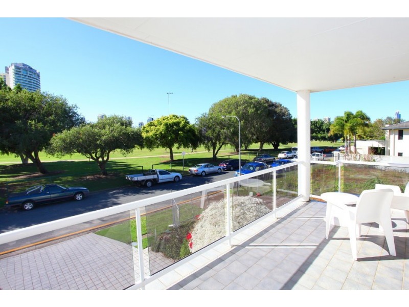2 Biggs Place, Southport QLD 4215