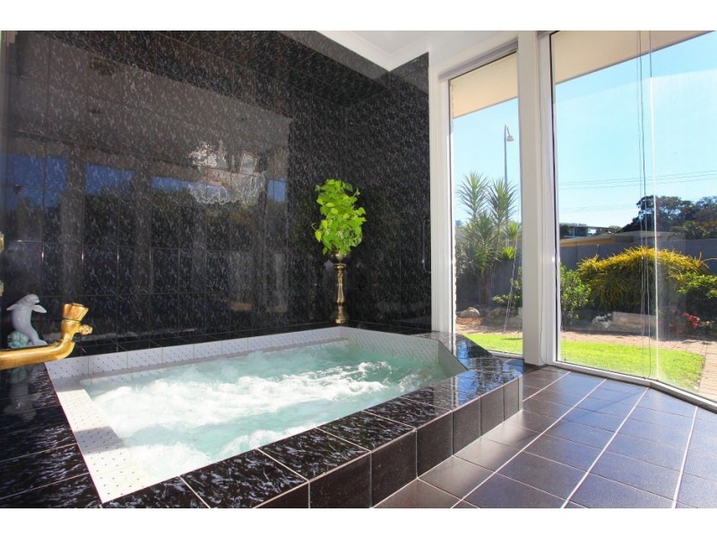 2 Biggs Place, Southport QLD 4215