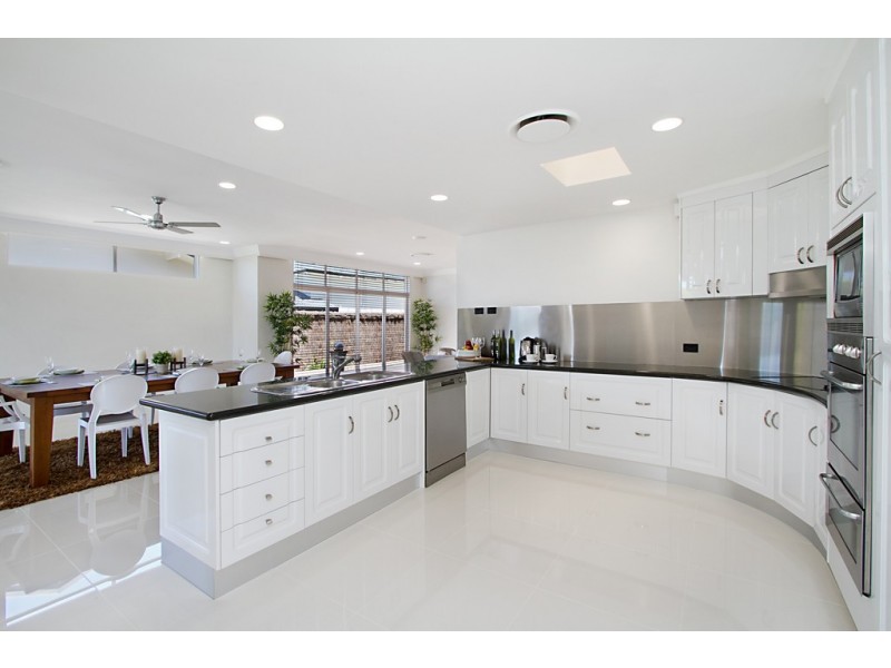 18 Garden Grove, Carrara QLD 4211