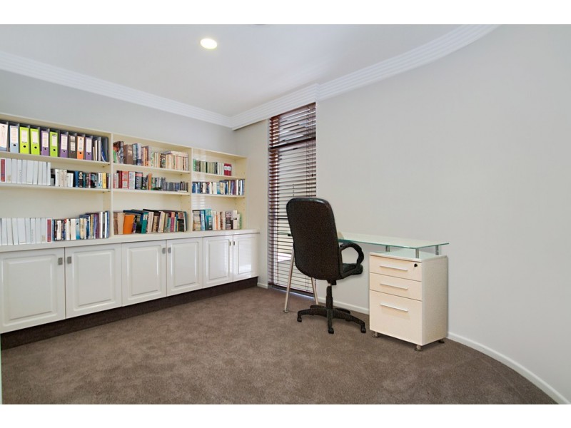 18 Garden Grove, Carrara QLD 4211