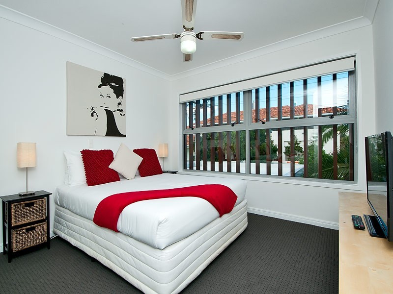 48 The Promenade, Isle Of Capri QLD 4217