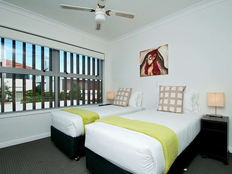 48 The Promenade, Isle Of Capri QLD 4217