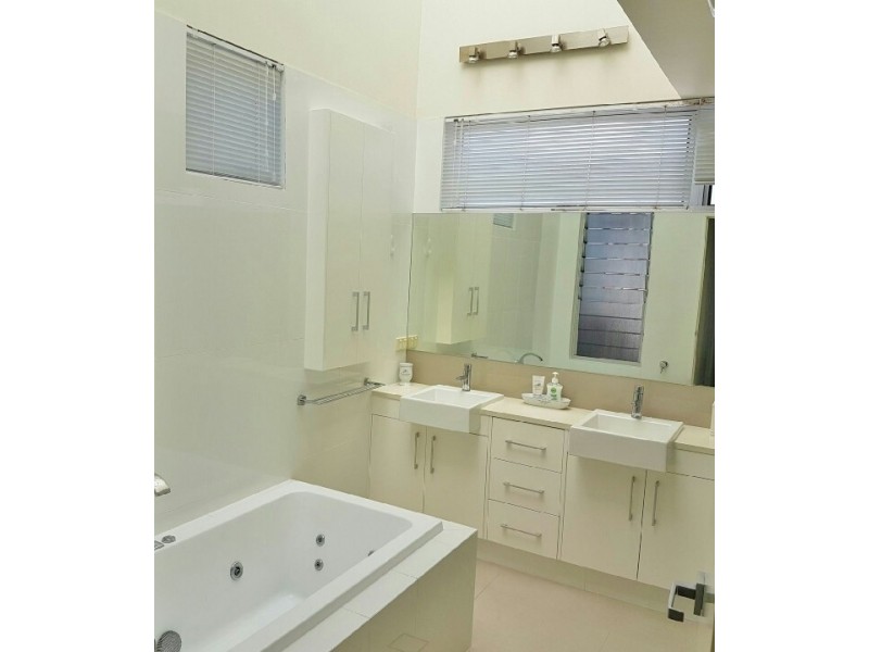 4/17 Anne Avenue, Broadbeach QLD 4218