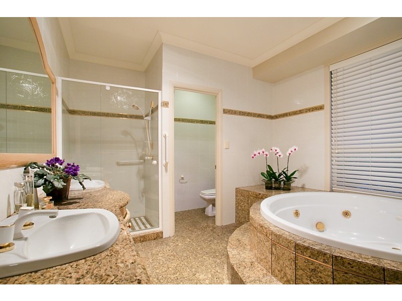 94 Edinburgh Road, Benowa Waters QLD 4217