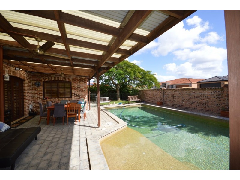8 Renate Way, Benowa Waters QLD 4217