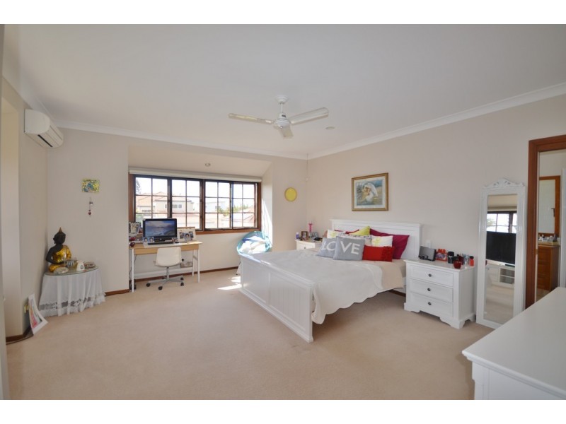 8 Renate Way, Benowa Waters QLD 4217