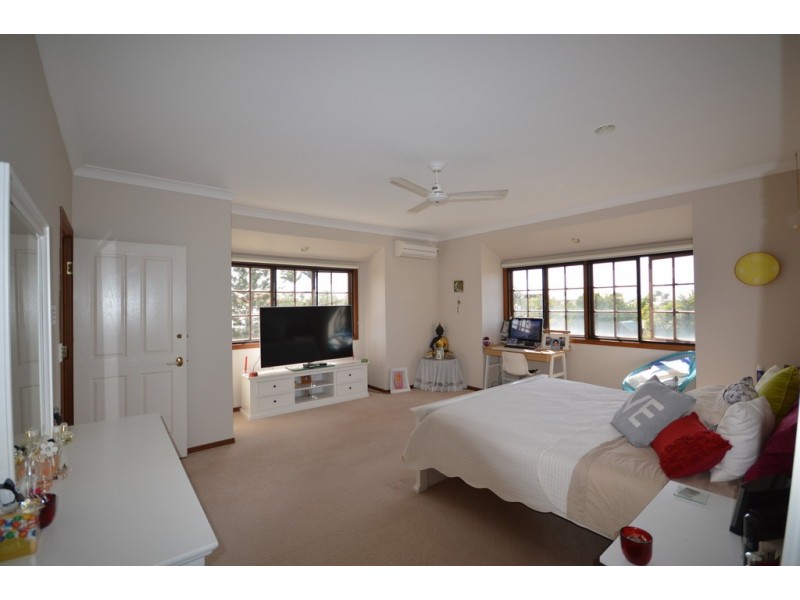 8 Renate Way, Benowa Waters QLD 4217