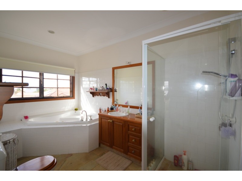 8 Renate Way, Benowa Waters QLD 4217