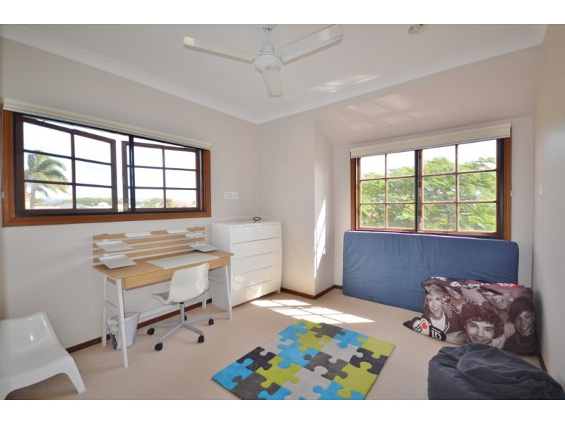 8 Renate Way, Benowa Waters QLD 4217