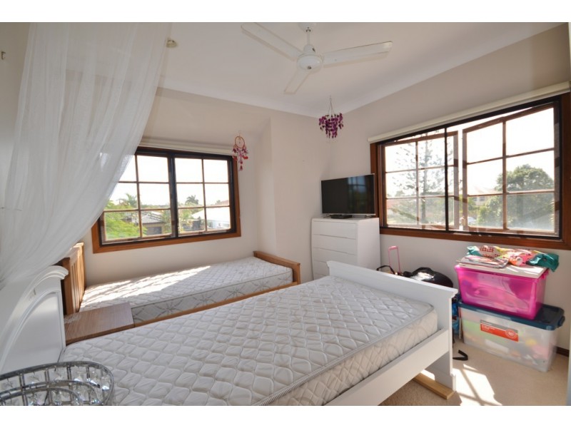 8 Renate Way, Benowa Waters QLD 4217