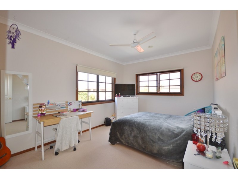 8 Renate Way, Benowa Waters QLD 4217