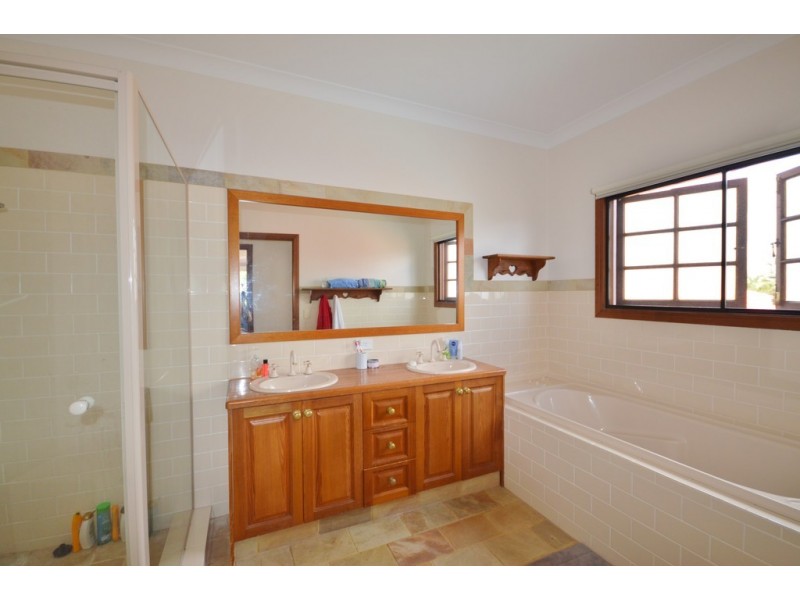 8 Renate Way, Benowa Waters QLD 4217