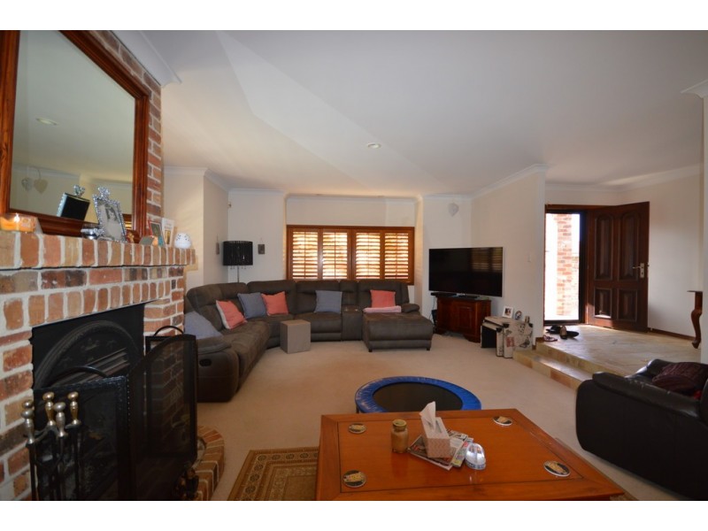 8 Renate Way, Benowa Waters QLD 4217