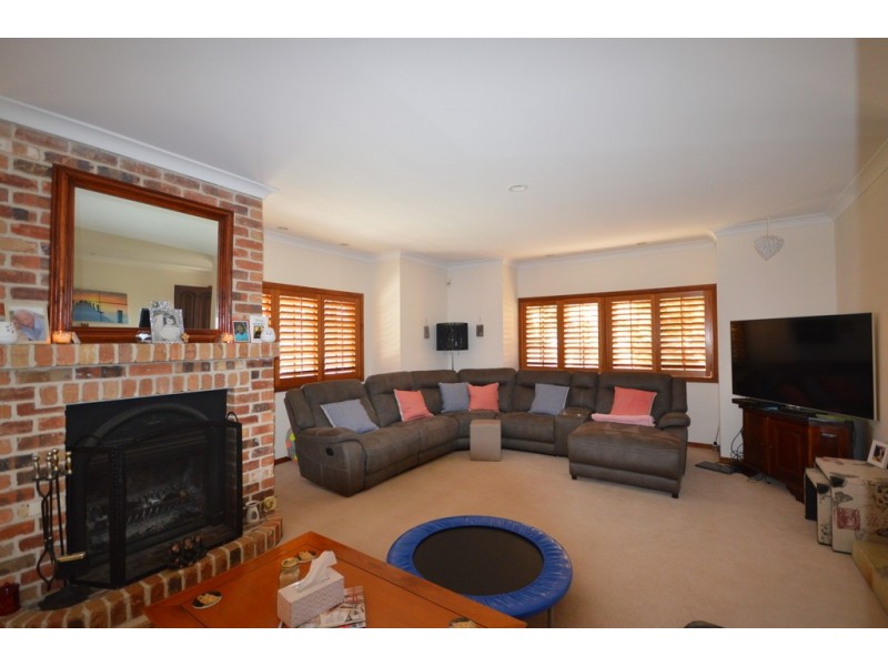 8 Renate Way, Benowa Waters QLD 4217