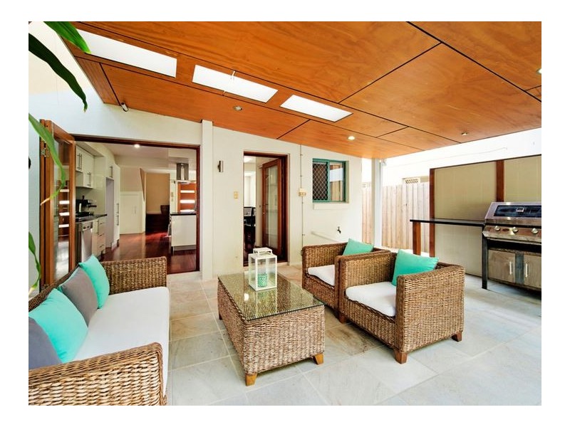 2/49 Burra Street, Chevron Island QLD 4217