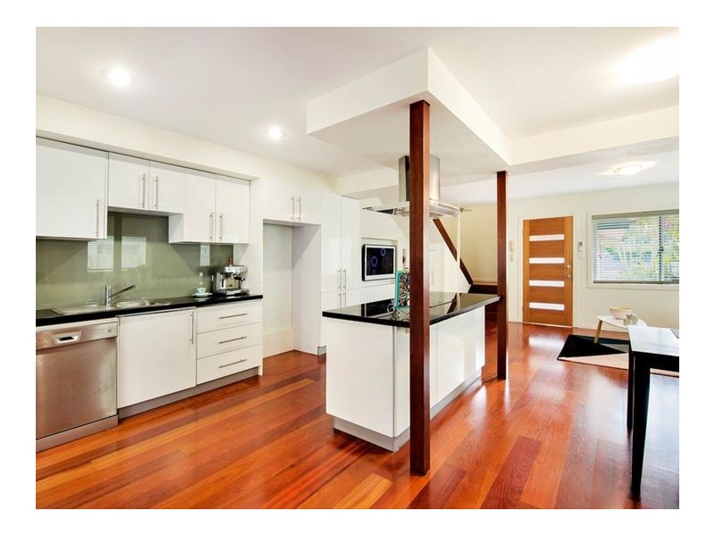 2/49 Burra Street, Chevron Island QLD 4217