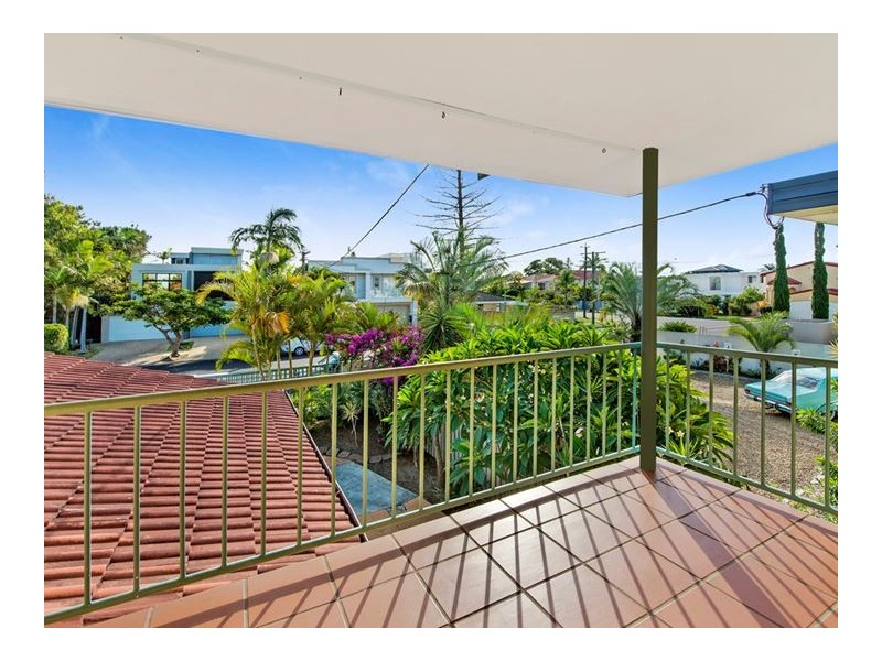 2/49 Burra Street, Chevron Island QLD 4217