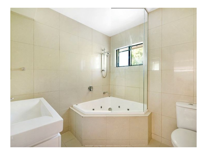 2/49 Burra Street, Chevron Island QLD 4217