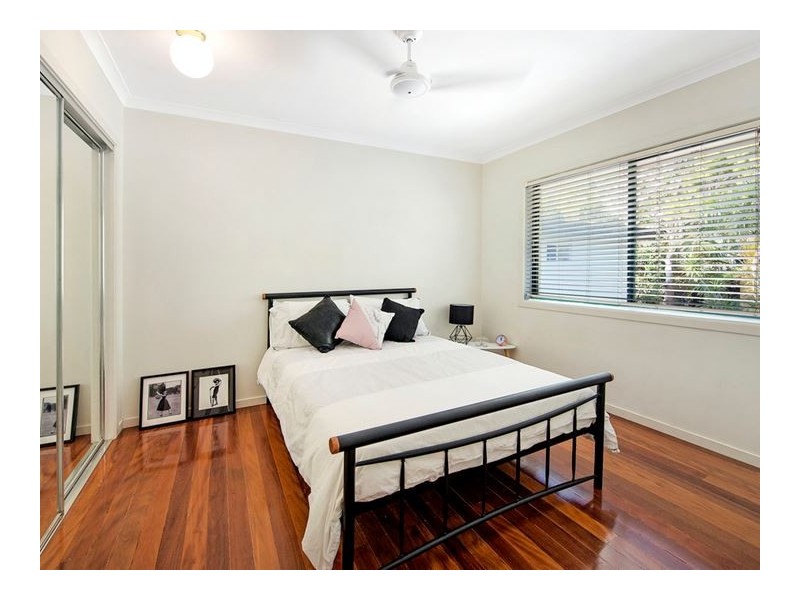 2/49 Burra Street, Chevron Island QLD 4217