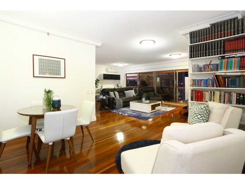 106/8 ‘Atlantis West’ Admiralty Drive, Paradise Waters QLD 4217