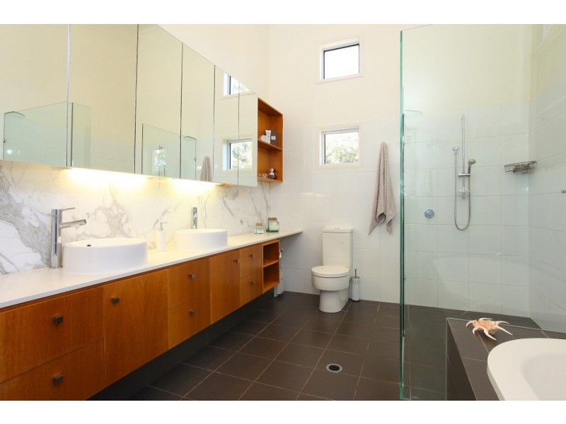 8 Merinda Court, Southport QLD 4215