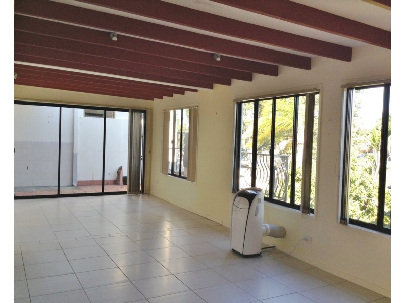 3 Witt Avenue, Carrara QLD 4211