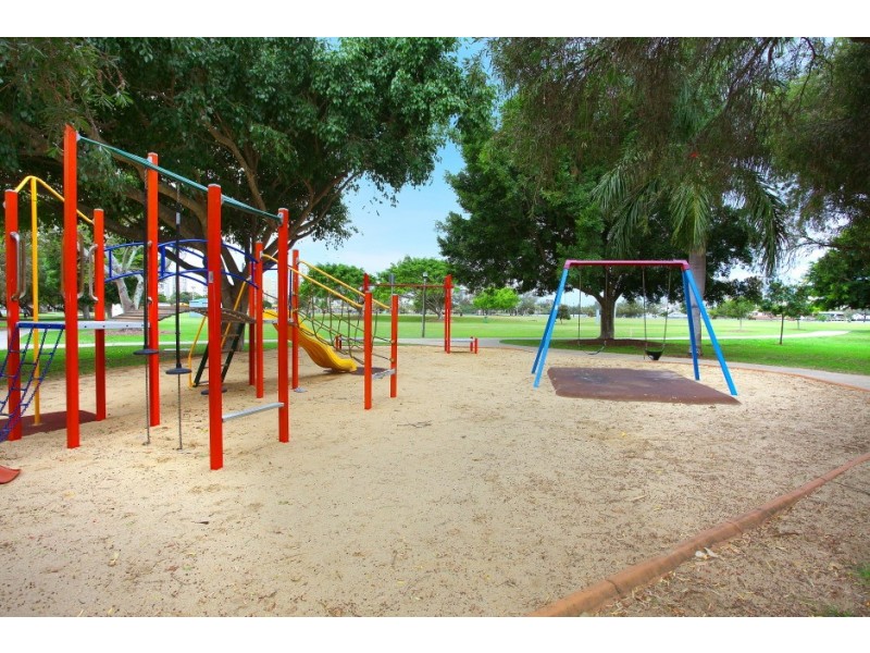 17 Brighton Parade, Southport QLD 4215