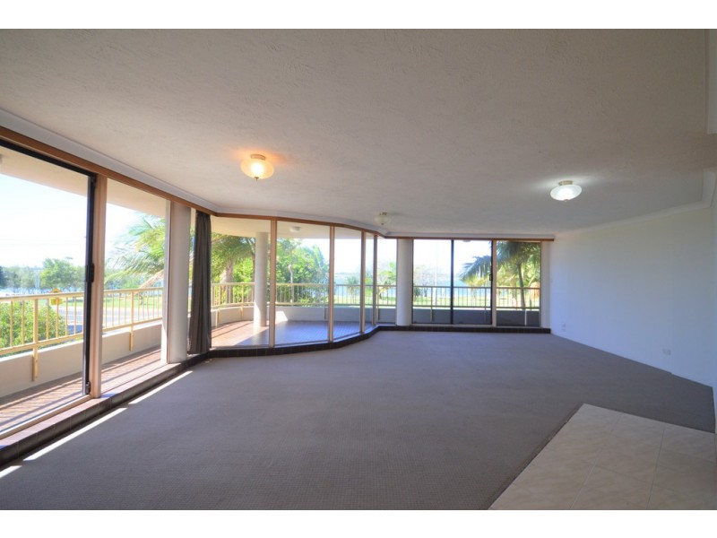 2/240 Marine Parade, Labrador QLD 4215