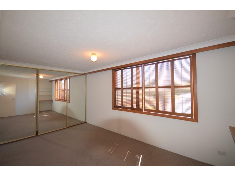 2/240 Marine Parade, Labrador QLD 4215