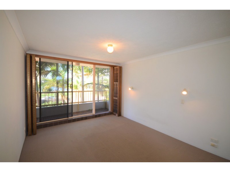 2/240 Marine Parade, Labrador QLD 4215