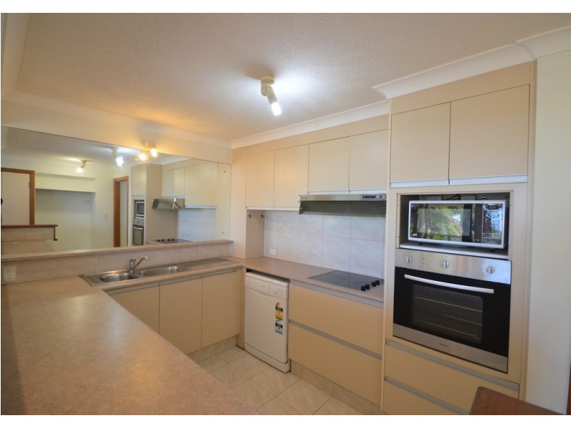 2/240 Marine Parade, Labrador QLD 4215