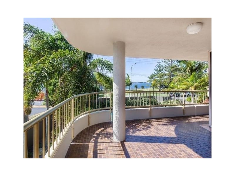 2/240 Marine Parade, Labrador QLD 4215