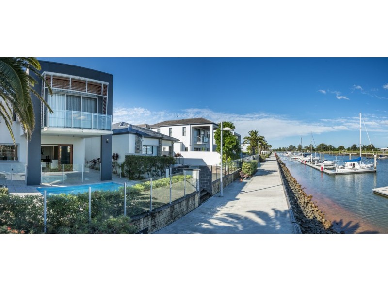 52 Harbour Rise, Hope Island QLD 4212