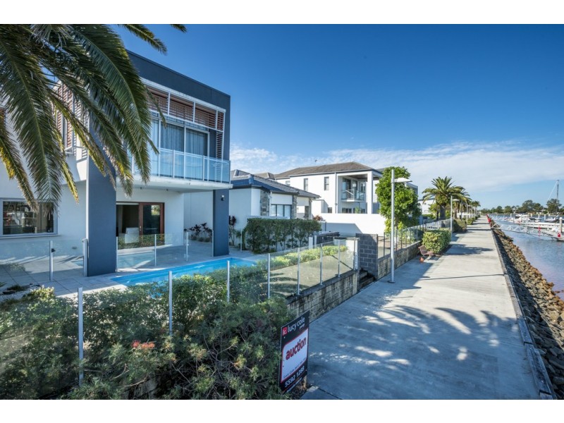 52 Harbour Rise, Hope Island QLD 4212