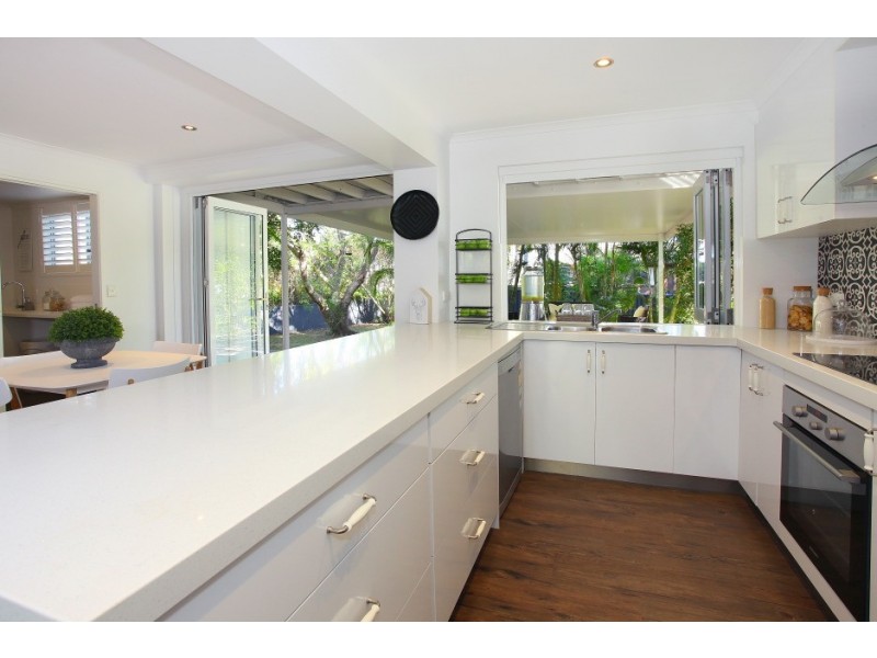 9 Grevillia Ave, Southport QLD 4215