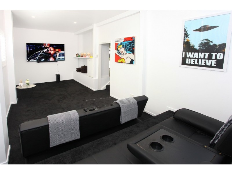 9 Grevillia Ave, Southport QLD 4215