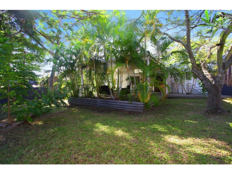 9 Grevillia Ave, Southport QLD 4215