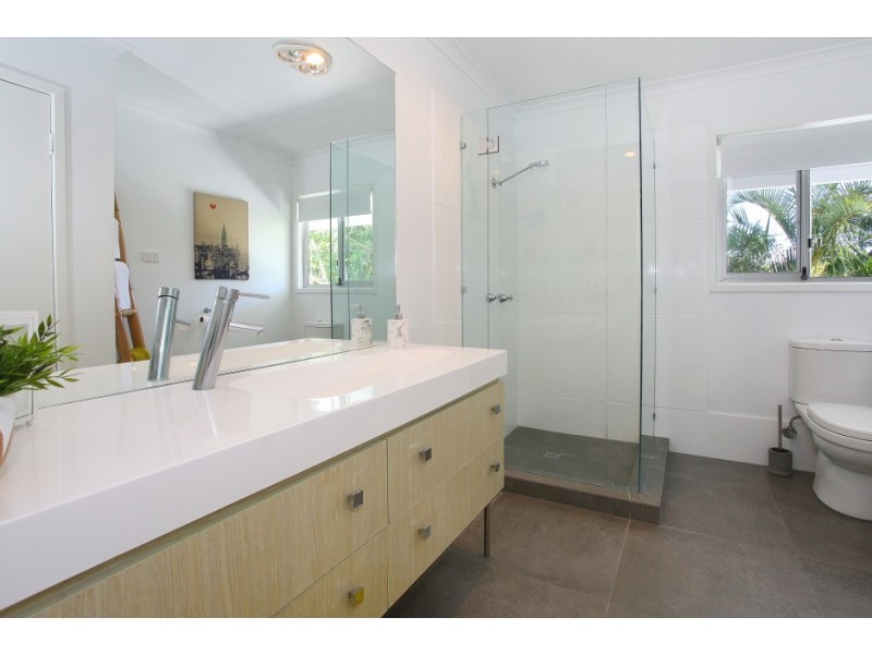 9 Grevillia Ave, Southport QLD 4215