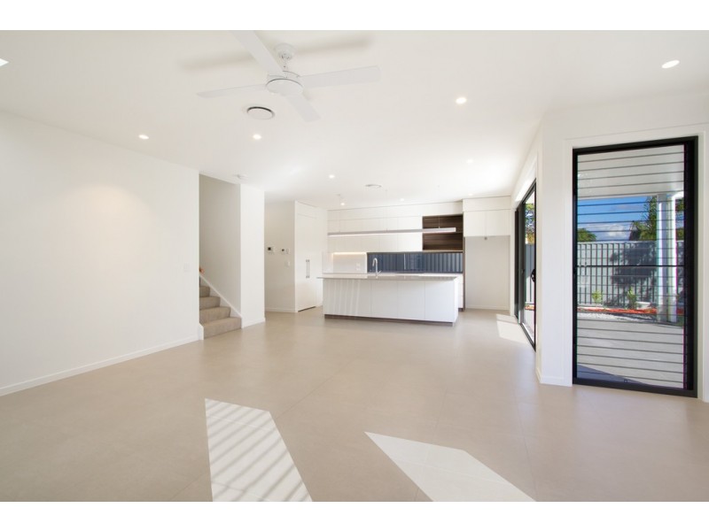 6 Petersen Avenue, Southport QLD 4215