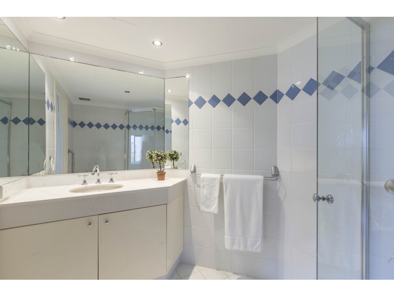 49-2 “Atlantis West” Admiralty Drive, Paradise Waters QLD 4217