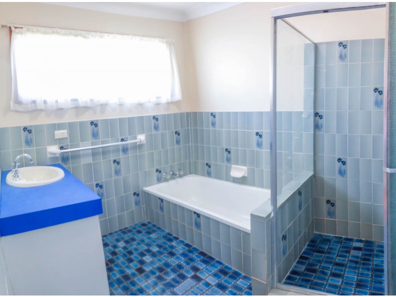 4 De Haviland Avenue,, Benowa QLD 4217