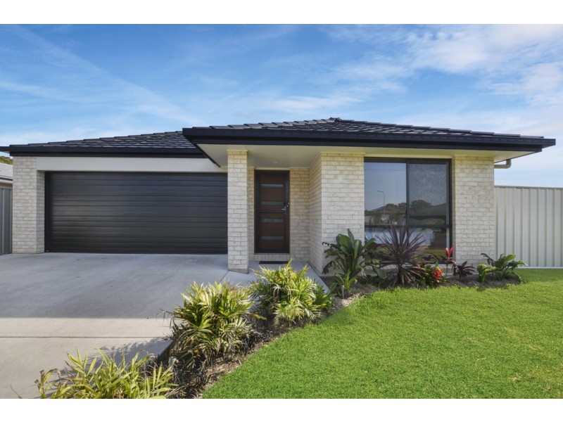 8 APRIL STREET, Sandy Beach NSW 2456