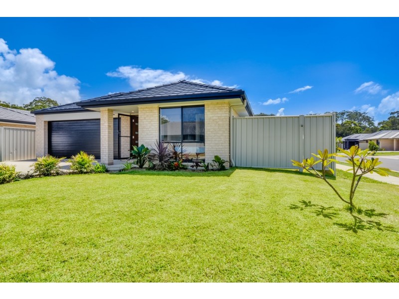 8 APRIL STREET, Sandy Beach NSW 2456