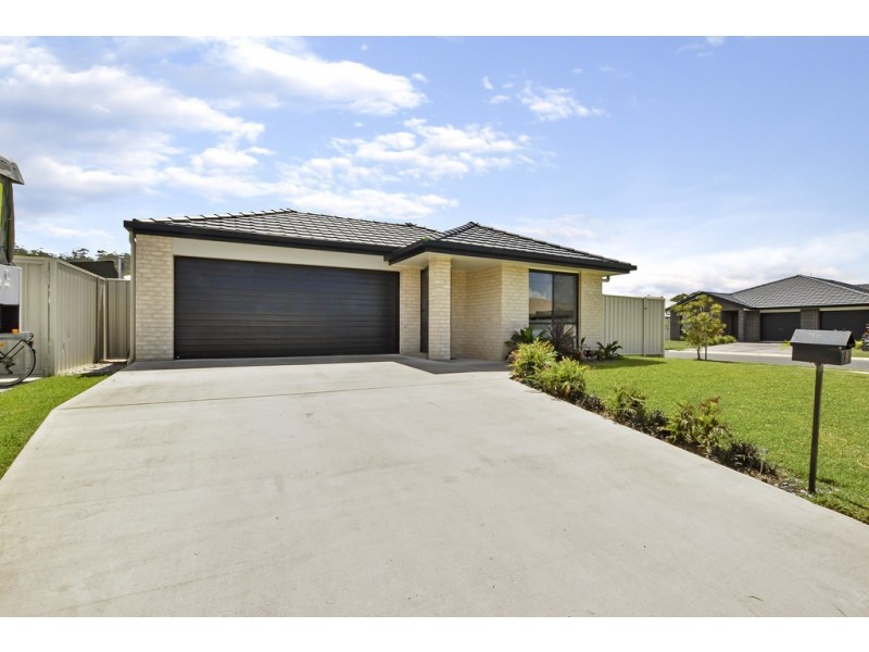 8 APRIL STREET, Sandy Beach NSW 2456