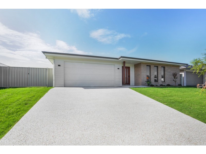 8 Serenity Bay Road, Emerald Beach NSW 2456