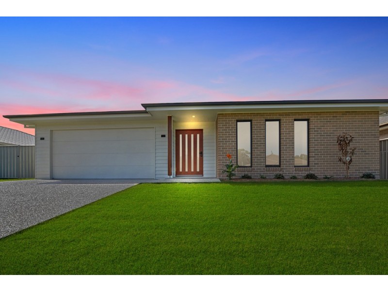 8 Serenity Bay Road, Emerald Beach NSW 2456